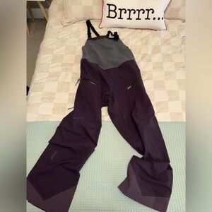 Like new Patagonia Women’s Snowdrifter Bibs XL
